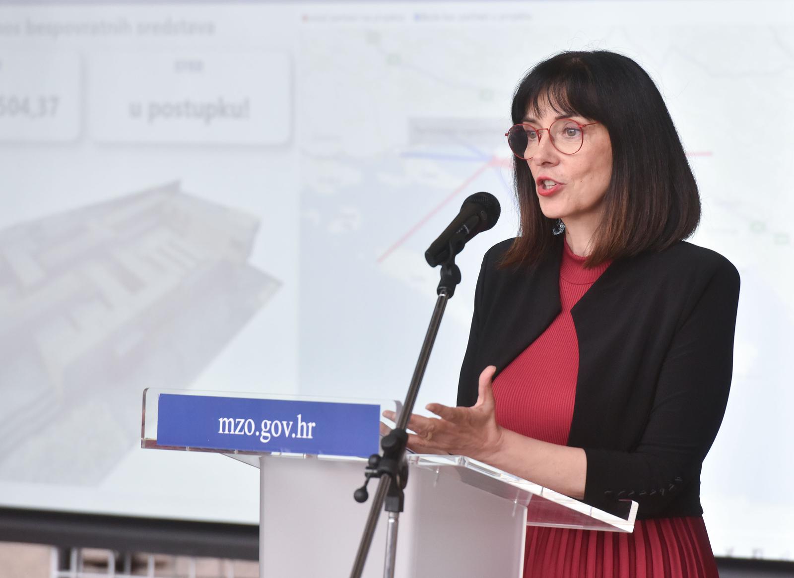 03.07.2020., Zagreb - Ministrica znanosti i obrazovanja Blazenka Divjak urucila je posljednji dio ugovora za regionalne centre kompetentnosti, ukupne vrijednosti 820 milijuna kuna, koji se dodjeljuju iz Europskog socijalnog fonda, u sklopu poziva "Uspostava regionalnih centara kompetentnosti u strukovnom obrazovanju u podsektorima strojarstvo, elektrotehnika i raacunalstvo, poljoprivreda i zdravstvo".rPhoto: Davorin Visnjic/PIXSELL
