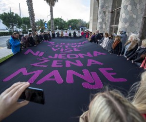 03.12.2021., Split - Udruga Domine u suradnji s Gradom Splitom razvukli su crnu zastavu s porukom protiv nasilja nad zenama. Na taj nacin su se simbolicno oprostili od preminule sugradanke koju je na brutalan nacin ubio bivsi partner na radnom mjestu. 
Photo: Miroslav Lelas/PIXSELL Photo: Miroslav Lelas/PIXSELL