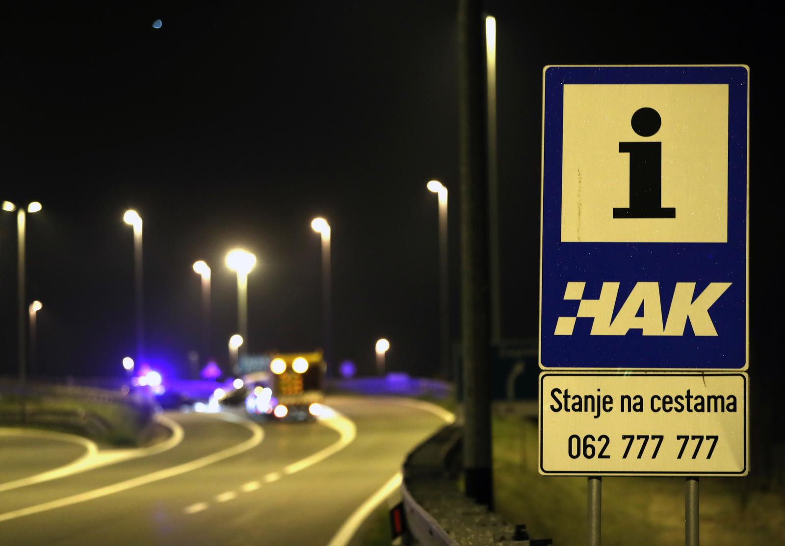 03.12.2021., Velika Gorica - Na utocesti A11 cvor Busevec zbog prometne nesrece u kojoj su sudjelovala tri vozila te je vise osoba ozlijedjeno, doslo je do obustave prometa u smjeru Zagreb- istok. Policija obavlja ocevid.  Photo: Zeljko Lukunic/PIXSELL