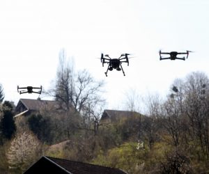 03.04.2020., Gornja Stubica - Pripadnici Vojno obavjestajne satnije pod vodstvom bojnika Maria Maslova bespilotnim letjelicama (dronovima) snimaju ostecenja na kucama u Slanom potoku koja su nastala u potresu 22.03.2020. Photo: Boris Scitar/Vecernji list/PIXSELL
