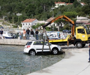 04.09.2017., Bakarac - Nesvakidasnja prometna nesreca dogodila se oko 14 sati kada je u samom centru mjesta doslo do sudara izmedju suzukija i renaulta nakon kojeg je suzuki izletio izvan prometnice i zavrsio u moru. Nakon sto je izletio s prometnice, suzuki je preletio preko glava jednog para koji je u tom trenutku bio na plazi koja se nalazi uz samu cestu. "nPhoto: Nel Pavletic/PIXSELL
