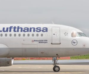 05.05.2018., Zadar - U zracnu luku Zadar jutros je svecano sletio prvi zrakoplov Lufthanse iz Frankfurta. Airbus A-319 docekan je atraktivnim „krstenjem“ vodenim topovima vatrogasne postrojbe Zracne luke Zadar, a uruceni su i prigodni darovi za putnike u dolasku i odlasku. Nakon linije za Munchen, rijec je o drugoj liniji ove kompanije prema Zracnoj luci Zadar i ukupno devetom odredistu Lufthansa Grupe. Zadar ce dva puta tjedno biti povezan s jednim od najvecih europskih zrakoplovnih cvorišta Frankfurtom, zrakoplovima Airbus A319, i to subotom i nedjeljom. rPhoto: Dino Stanin/PIXSELL