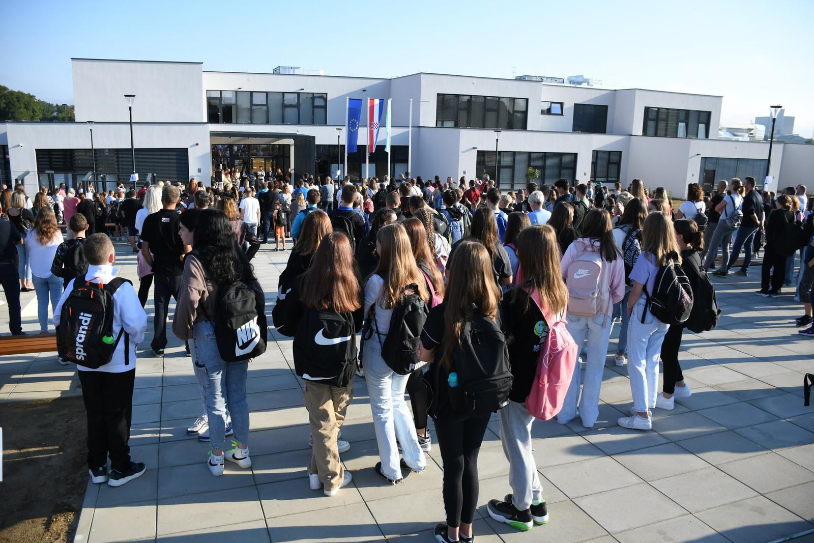 05.09.2022., Koprivnica - Skole diljem Hrvatske iznova su otvorila svoja vrata pa su skolarci ponovno sjeli u svoje klupe, a isto je vrijedilo i za polaznike novoizgradjene skole Podolice. Photo: Damir Spehar/PIXSELL