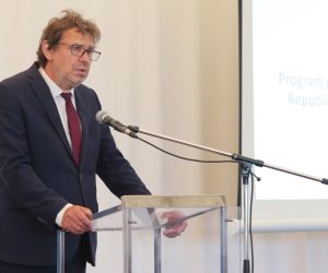06.06.2022., Ilok - Svecano urucivanje ugovora o financiranju u sklopu Programa prekogranicne suradnje izmedu Republike Hrvatske i Republike Srbije. Na svecanom urucivanju sudionicima se obratila ministrica regionalnog razvoja i fondova EU Natasa Tramisak, zupan Vukovarsko-srijemske zupanije Damir Dekanic, zupan OBZ Ivan Anusic, predsjednik Demokratskog saveza Hrvata u Vojvodini i izabrani zastupnik Narodne skupstine RS Tomislav Zigmanov te drzavni tajnik Sredisnjeg drzavnog ureda za Hrvate izvan RH Zvonko Milas.  Photo: Dubravka Petric/PIXSELL