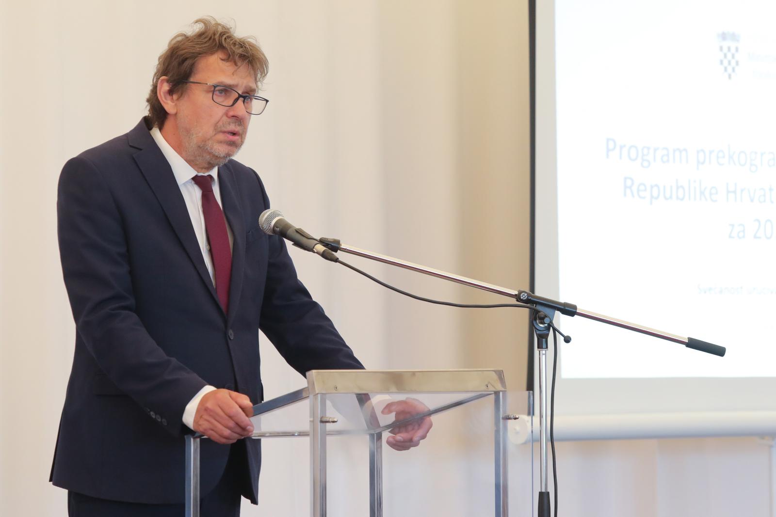 06.06.2022., Ilok - Svecano urucivanje ugovora o financiranju u sklopu Programa prekogranicne suradnje izmedu Republike Hrvatske i Republike Srbije. Na svecanom urucivanju sudionicima se obratila ministrica regionalnog razvoja i fondova EU Natasa Tramisak, zupan Vukovarsko-srijemske zupanije Damir Dekanic, zupan OBZ Ivan Anusic, predsjednik Demokratskog saveza Hrvata u Vojvodini i izabrani zastupnik Narodne skupstine RS Tomislav Zigmanov te drzavni tajnik Sredisnjeg drzavnog ureda za Hrvate izvan RH Zvonko Milas.  Photo: Dubravka Petric/PIXSELL