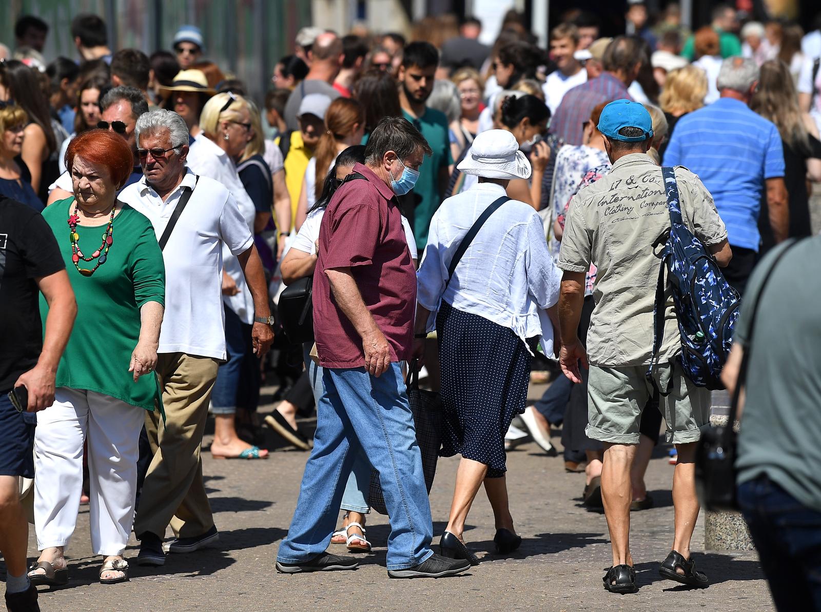 06.07.2022., Zagreb - Zastitne maske i dalje se vidjaju na licima ljudi, a broj zarazenih preko ljeta svakim danom sve veci iako nadlezni govore da nema vece opasnosti. 
  Photo: Marko Lukunic/PIXSELL