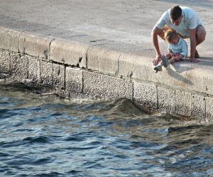 03.09.2022., Korcula. Postsezona na prekrasnom otoku Korculi sa mnostvom turista te prekrasnim vremenom. Korcula je povijesni utvrdjeni grad na istocnoj obali otoka Korcule. Stari grad je okruzen zidinama, a ulice su rasporedjene u riblje kosti omogucujuci slobodno strujanje zraka, ali i stiteci od jakih vjetrova. Photo: Sanjin Strukic/PIXSELL