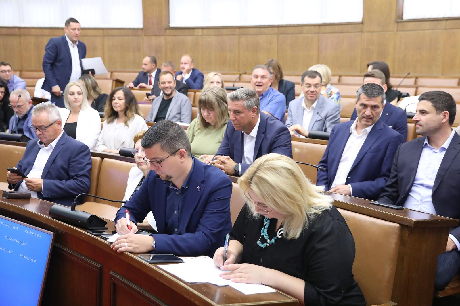06.09.2022., Zagreb - Nakon sto nisu uspjeli nemetnuti izvanrednu sjednicu Sabora, klubovi zastupnika oporbenih stranka odrzavaju zajednicku sjednicu, na kojoj ce dogovoriti zajednicko djelovanje vezano uz aferu izvlacenja novca iz INA-e. 
Photo: Patrik Macek/PIXSELL Photo: Patrik Macek/PIXSELL