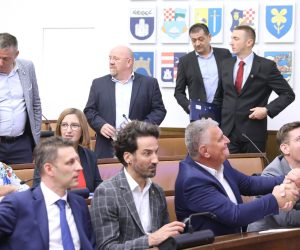 06.09.2022., Zagreb - Nakon sto nisu uspjeli nemetnuti izvanrednu sjednicu Sabora, klubovi zastupnika oporbenih stranka odrzavaju zajednicku sjednicu, na kojoj ce dogovoriti zajednicko djelovanje vezano uz aferu izvlacenja novca iz INA-e. 
Photo: Patrik Macek/PIXSELL Photo: Patrik Macek/PIXSELL