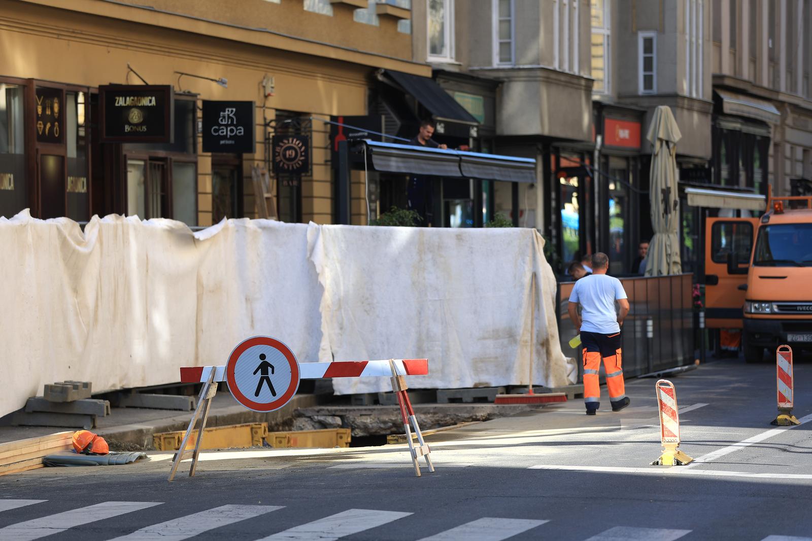 06.09.2022., Zagreb - Radovi na uglu Masarykove i Gunduliceve ulice. Radovi obuhvacaju iskop te postavljanje prvih podzemnih spremnika za otpad Photo: Sanjin Strukic/PIXSELL