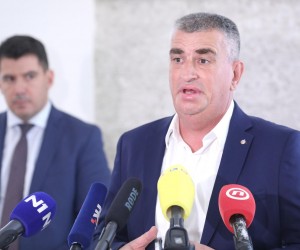 06.09.2022., Zagreb - Nakon sto nisu uspjeli nemetnuti izvanrednu sjednicu Sabora, klubovi zastupnika oporbenih stranka odrzavaju zajednicku sjednicu, na kojoj ce dogovoriti zajednicko djelovanje vezano uz aferu izvlacenja novca iz INA-e. Nakon sjednice celnici stranaka dali su izjave za medije.
Photo: Patrik Macek/PIXSELL Photo: Patrik Macek/PIXSELL