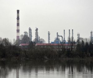 07.02.2021., Slavonski Brod - Postaje za mjerenje kavalitete zraka u Slavonskom Brodu danima mjere ekstremna zagadjenja koja dolaze iz bosanskobrodske rafinerije nafte. Indeks zagadjenja je u "ljubicastom", sto znaci - ekstremno oneciscen zrak!  Brodjani su prisiljeni kontinuirano udisti ekstremno visoke  koncentracije lebdecih cestica PM10 i PM2.5, ali i zabrinjavajuce koncentracije ozona, benzena i povecane koncentracije sumporovodika. rPhoto: Ivica Galovic/PIXSELL