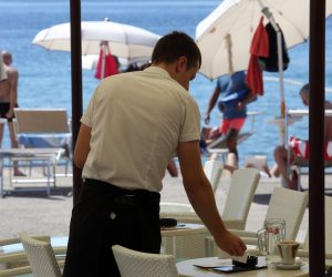 Konobari u ugostiteljskim objektima na moru 07.07.2018., Opatija - Konobar u ugostiteljskom objektu na moru. rrPhoto: Goran Kovacic/PIXSELL