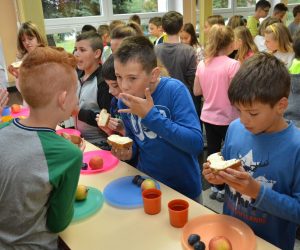 07.09.2017., Bjelovar - Grad Bjelovar prvi je u Hrvatskoj uvrstio zdravu domacu hranu u osnovne skole i vrtice. Naime, kako bi pomogao domacim obiteljskim poljoprivrednim gospodarstvima te kako bi se nasa djeca hranila kvalitetno, Grad Bjelovar je odlucio pokrenuti projekt pod nazivom 'Bjelovarski dorucak'. Rijec je o suradnji bjelovarskih OPG-a s osnovnim skolama i vrticima u smislu opskrbljivanja kuhinja s domacom hranom. Provedba projekta pocinje s ovom skolskom godinom. Photo: Damir Spehar/PIXSELL