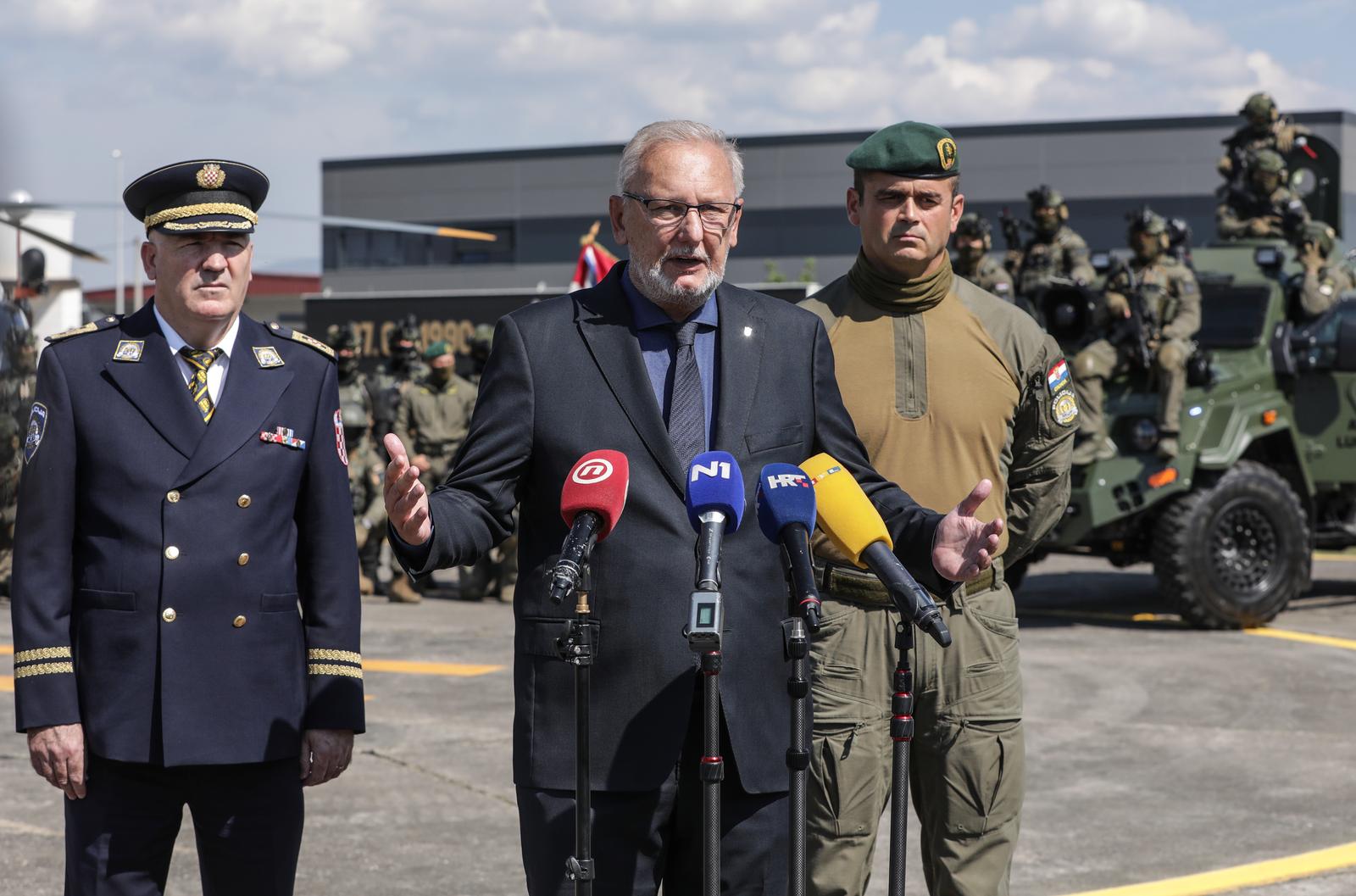 07.09.2021.,Zagreb, povodom obilježavanja 31. godisnjice osnutka Antiteroristicke jedinice Lucko, odrzana demonstracijska vjezba ATJ Lucko 2021. Nakon polaganja vijenaca poginulim pripadnicima ATJ Lucko, i pokazne vjeze,  odrzana konferencija za novinare kojima su se obratili potpredsjednik Vlade i ministra unutarnjih poslova  Davora Bozinovic i  zapovjednik ATJ Lucko Mate Bilobrk. Obiljezavnju godisnjice ATJ Lucko nazocili su i bivsi ministar Ivan Jarnjak, te Kata Zadro supruga Blage Zadre, to bivsi ratni pripadnici jedinice.rPhoto: Robert Anic/PIXSELL