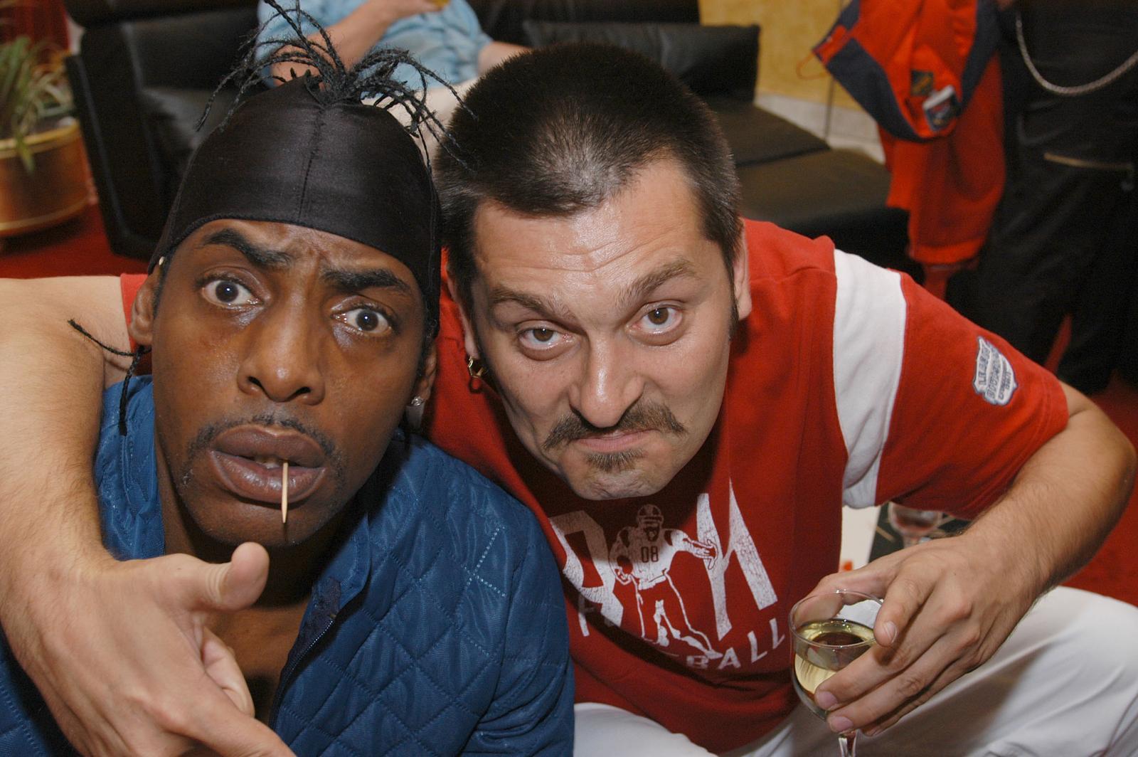 26.08.2004. , Sarajevo -  Arhivska fotografija Dine Dvornika u drustvu sa poznatim reperom Cooliom na promociji filma Ta divna Splitska noc u Vip corneru narodnog kazalista.Dino i Coolio su glumili u filmu.rPhoto Zvonimir Coric/Vecernji listr