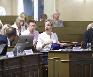 08.09.2022., Zagreb - U Staroj gradskoj vijecnici pocela je 15. sjednica Gradske skupstine Grada Zagreba koja na dnevnom redu ima, uz ostalo, ponovne prijedloge promjene nacina naplate odvoza komunalnog otpada i ukidanje statusa roditelja odgajatelja. Gradonacelnik Zagreba Tomislav Tomasevic i zamjenici gradonacelnika Danijela Dolenec i Luka Korlaet Photo: Patrik Macek/PIXSELL