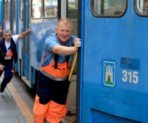 08.09.2022., Zagreb - Ilica. U sve opcem metezu u prometu radi dolaska turskog predsjednika Recepija Tayyipa Erdogana u Ilici blizu glavnog gradskog trga pokvario se tramvaj te su ga ljudi morali gurati.  Photo: Sanjin Strukic/PIXSELL