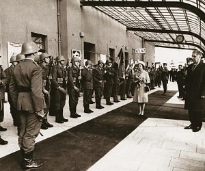 21.10.1972., Zagreb - Britanska kraljica Elizabeta II u posjetu Zagrebu. Na Glavnom kolodvoru docekana je uz visoke vojne pocasti. 
EDITORIAL USE ONLY; USAGE RESTRICTION ON WEB: 1 year from download date  Photo: Bozidar Kelemenic/PIXSELL