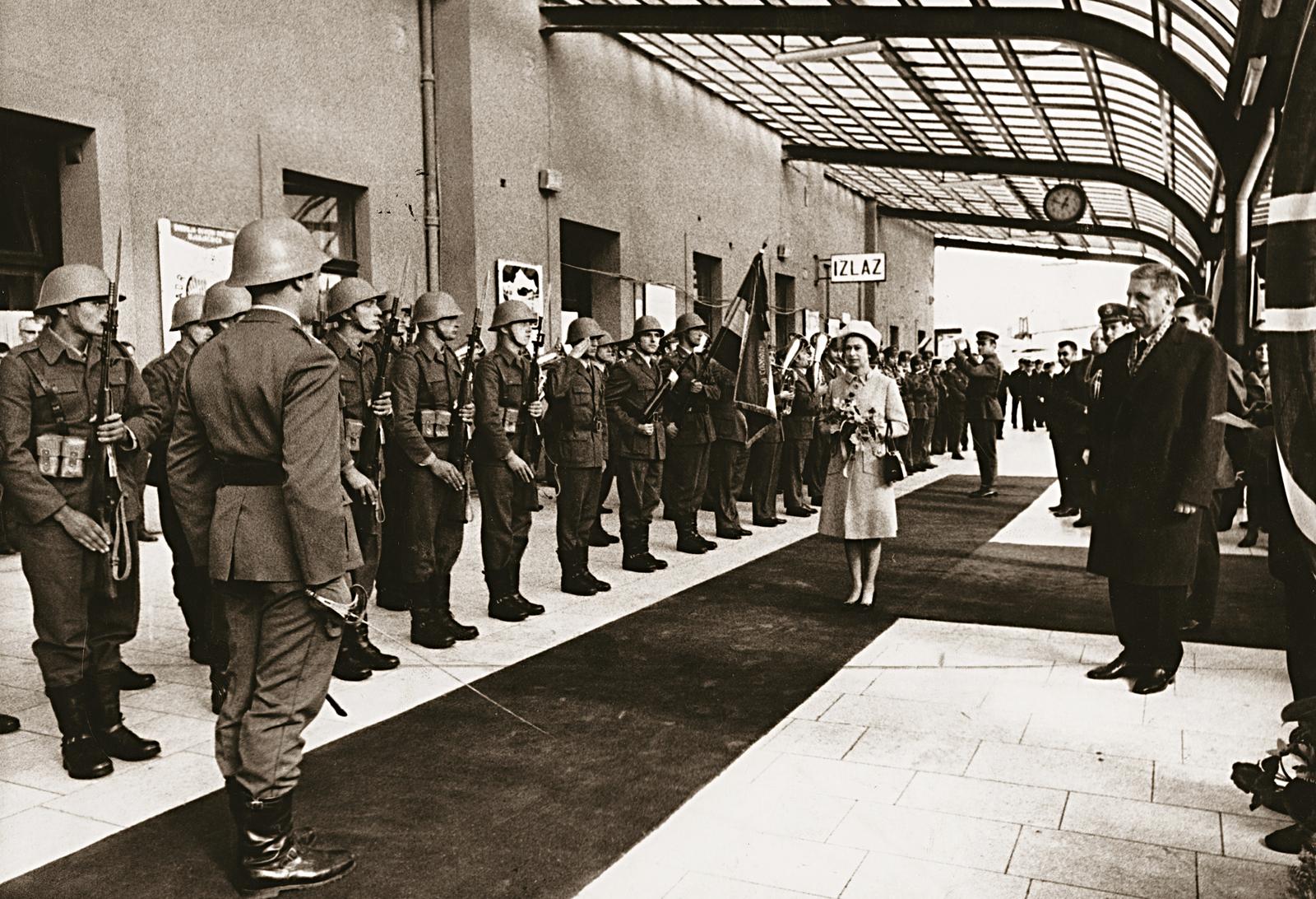 21.10.1972., Zagreb - Britanska kraljica Elizabeta II u posjetu Zagrebu. Na Glavnom kolodvoru docekana je uz visoke vojne pocasti. 
EDITORIAL USE ONLY; USAGE RESTRICTION ON WEB: 1 year from download date  Photo: Bozidar Kelemenic/PIXSELL