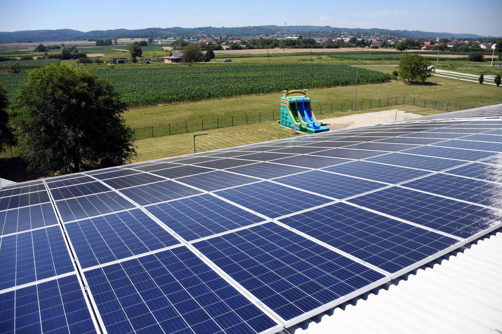 10.07.2020., Koprivnica - U sklopu projekta 'Zelena Koprivnica' otvorene su solarne elektrane na Gradskim bazenima Cerine vrijedne 750.000 kuna. Solarne ploce na krovu zgrade nazena donijeti ce znacajne ustete na rezijama. rPhoto:Damir Spehar/PIXSELL