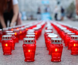 10.09.2021., Zagreb - Udruga Zivotna linija upalit ce zajedno s gradjanima 566 svijeca (lampiona) na Trgu Petra Preradovica u spomen na isto toliki broj osoba koje su tijekom prosle godine preminule pocinivsi suicid. rPhoto: Luka Stanzl/PIXSELL