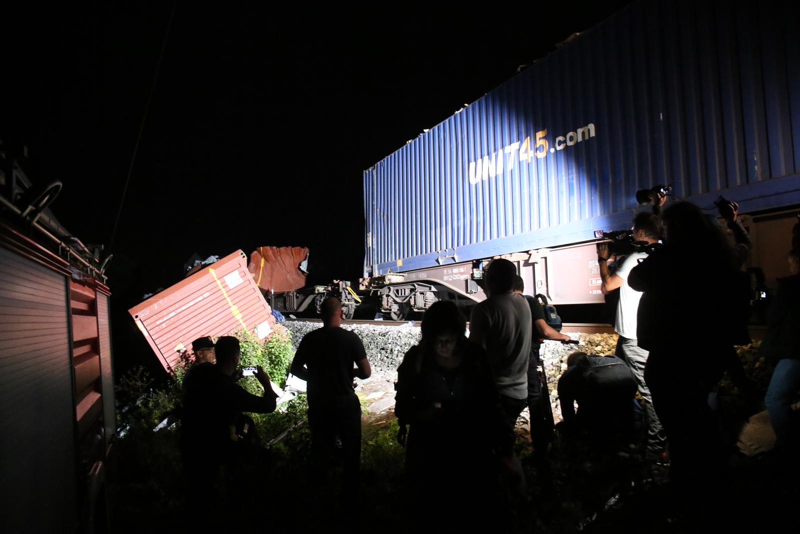 10.09.2022.,Oko 21:30 doslo je do sudara vlakova izmedju Okucana i Novske, kod stajalista Rajic.Vatrogasci i pripadnici HGSS-a dolaze na mjesto nesrece  Photo: Matija Habljak/PIXSELL
