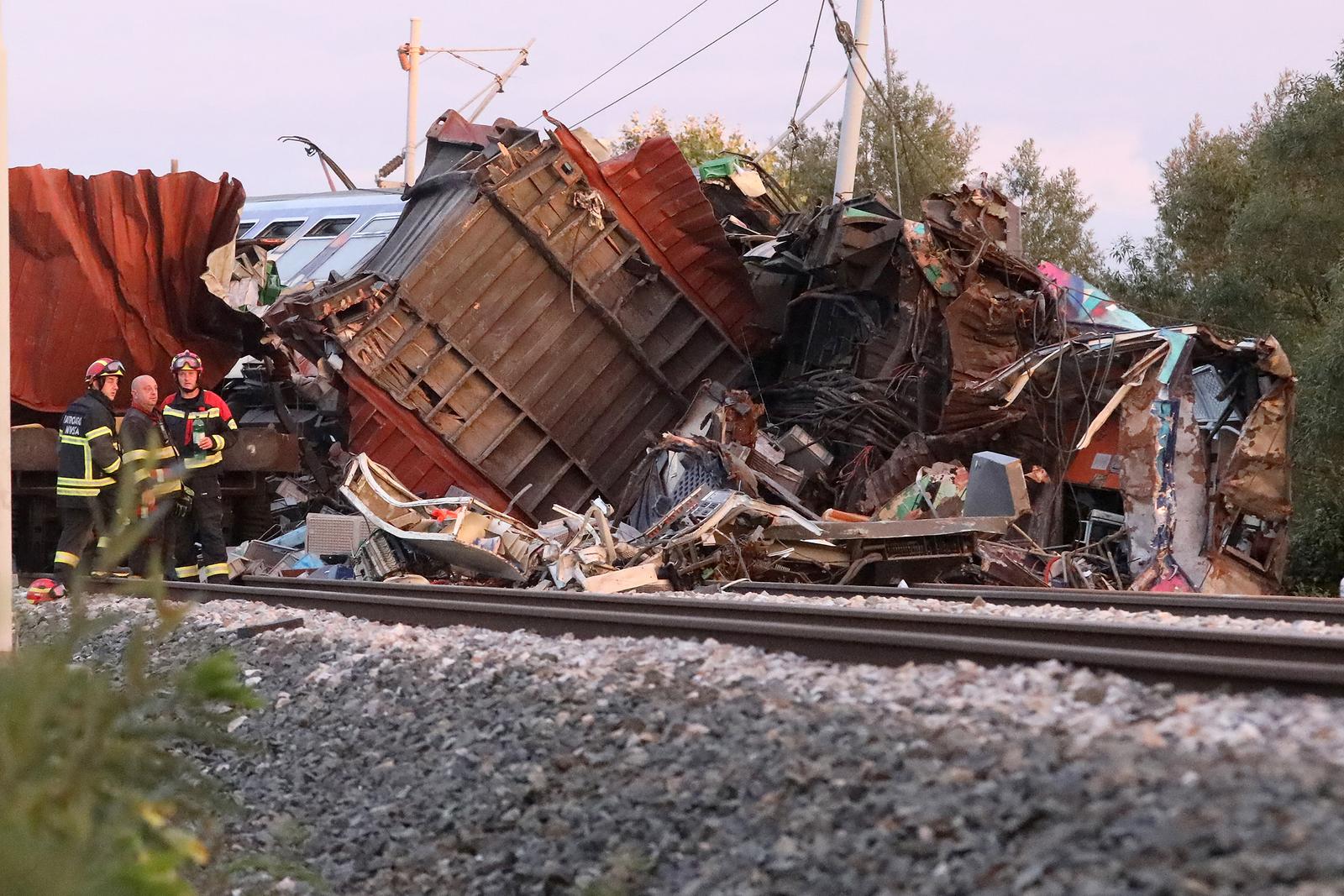 10.09.2022. Novska, Rajici - iskljucivanje struje na mjestu nesrece gdje su se sudarili putnicki i teretni vlak, kako bi se moglo krenuti sa micanjem unistenih vagona. Photo: Edina Zuko/PIXSELL Photo: Edina Zuko/PIXSELL