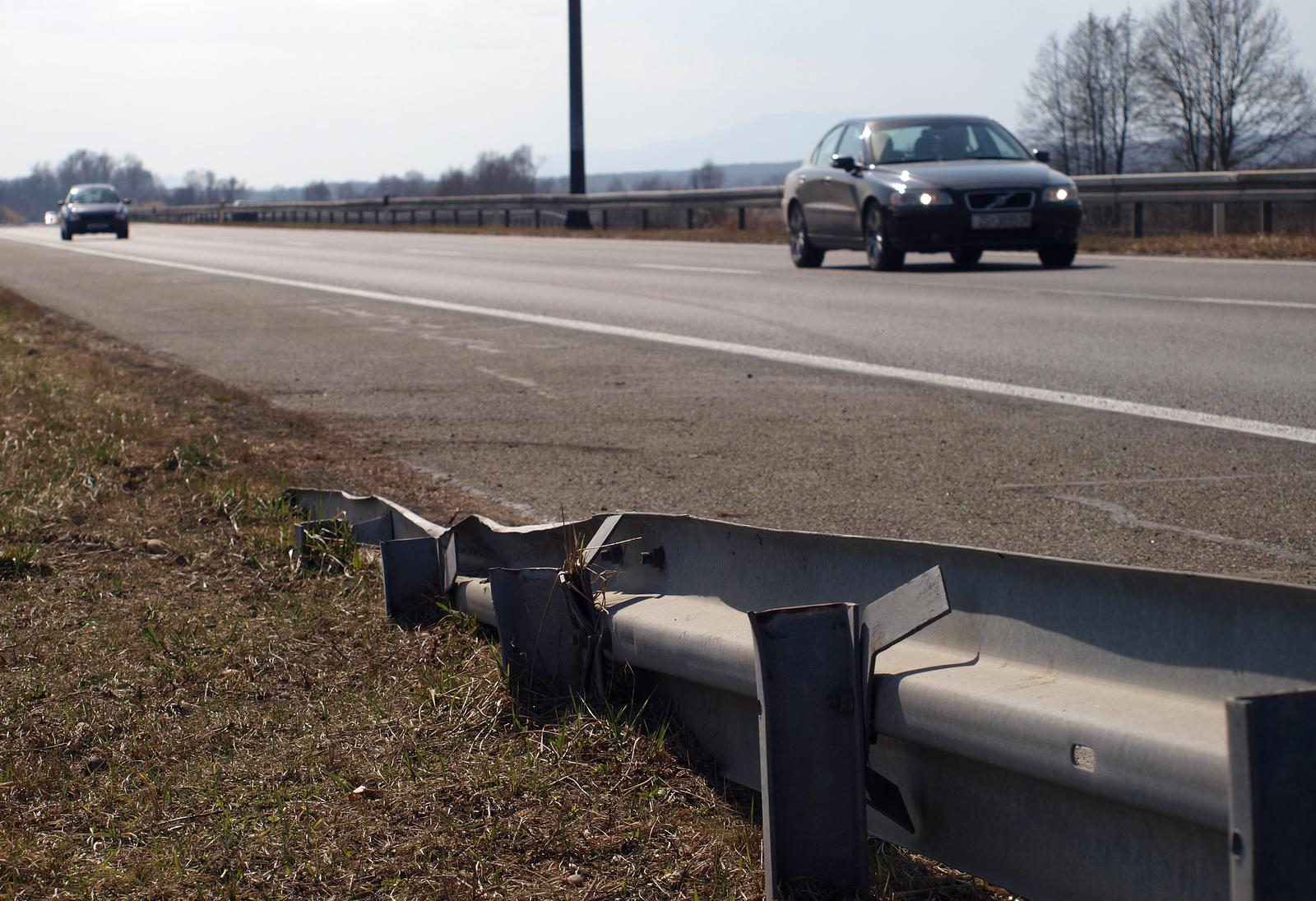 15.03.2011., Jakovlje, Zagreb - Na 16 kilometru autoceste na ulazu u benzinsku postaju Ina doslo je do prometne nesrece u kojoj je crni Peugeot 207 izletio s autoceste u oborinski kanal. U vozilu je bila sestomjesecna beba koja je preminula na putu prema bolnici, a vozacica je u kriticnom stanju.rPhoto: Borna Filic/PIXSELL