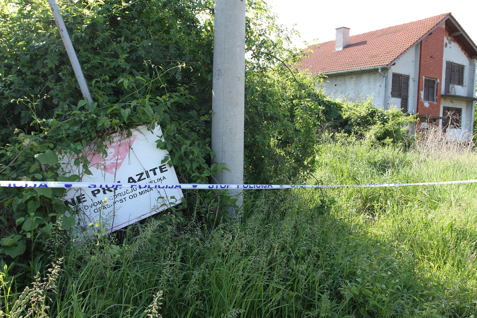 11.05.2011.Vukovar - Cisteci okucnicu bagerom Stipe Hrgovic naisao je na minu koju je aktivirao,pri cemu je zadobio teze tjelesne ozljede.Zvonko Hrgovic brat nastradalog rPhoto: Marko Mrkonjic/PIXSELL
