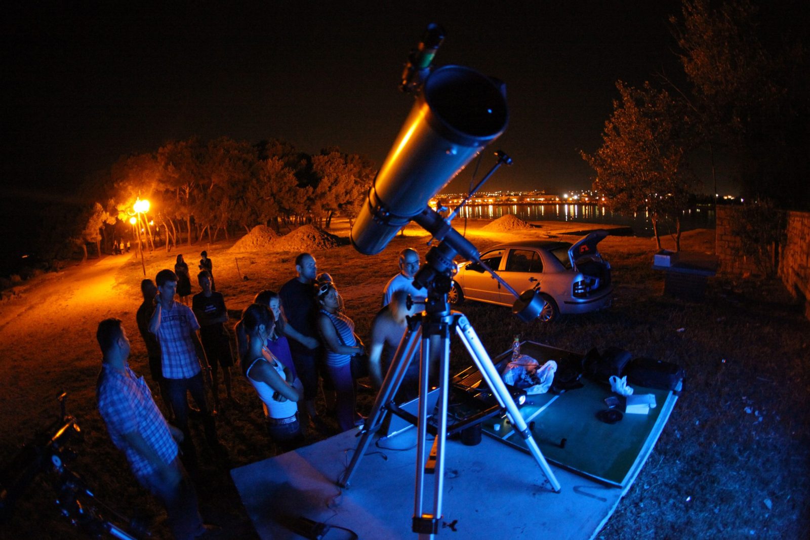 15.06.2011., Zadar - Na predjelu grada zvanom Punta Bajlo organizirano promatranje pomrcine Mjeseca. Astronomi okupljeni u lokalnoj udruzi organizirali su besplatno promatranje pomrcine uz pomoc teleskopa, laptopa i projektora. Photo: Filip Brala/PIXSELL