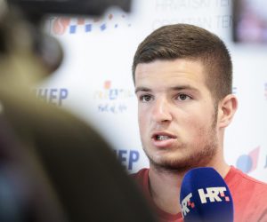 11.07.2022., Kastela - Osvajac juniorskog Grand Slama u Wimbledonu Mili Poljicak stigao je u splitsku zracnu luku. Tamo su ga docekali mama Nilija, otac Ante, brat Niko i sestra Petra. Uz njih su bili i suigraci iz kluba, treneri te predstavnici teniskog saveza.
   Photo: Miroslav Lelas/PIXSELL