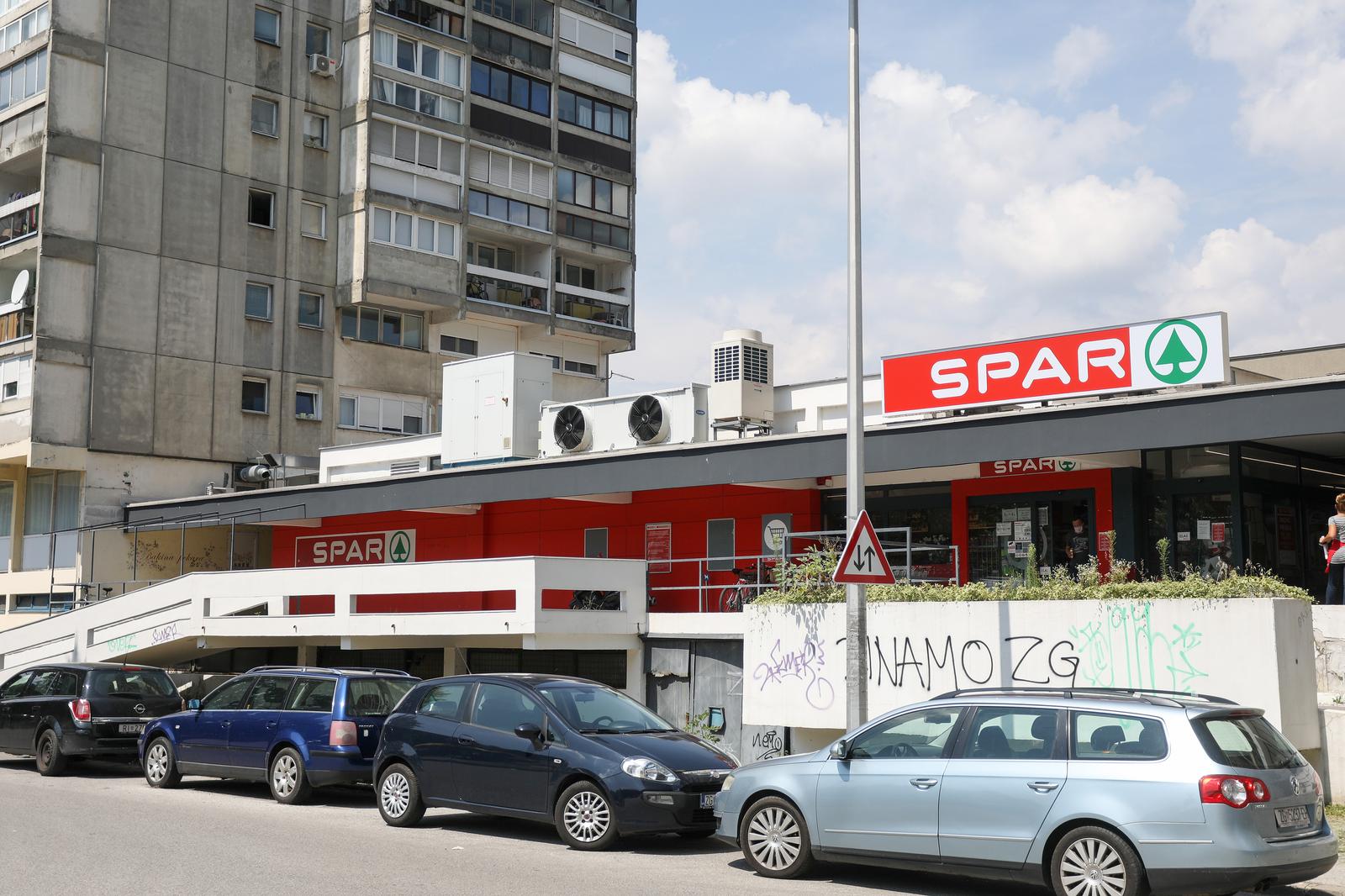 11.08.2020., Zagreb - U naselju Sopot, u ulici Vikotra Kovacia, oko 11 sati starija gospodja je pala s balkona na krov trgovine Spar. Photo: Borna Filic/PIXSELL