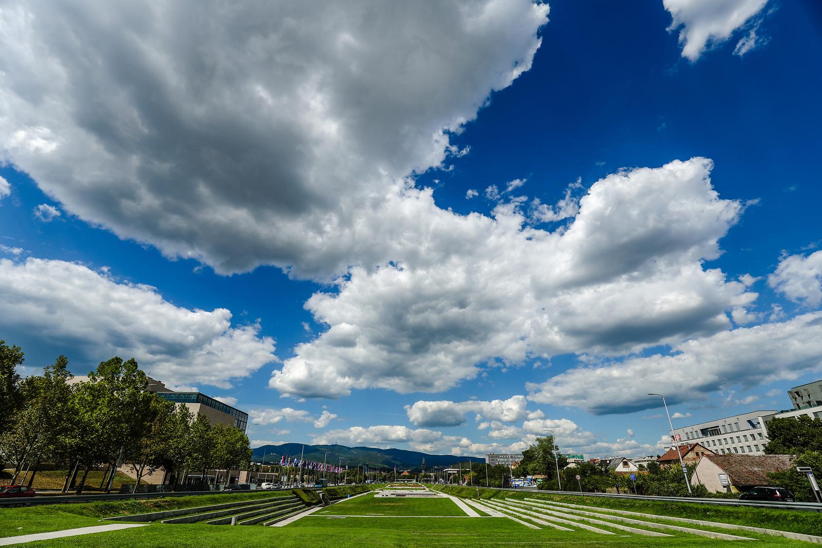 11.08.2020., Zagreb - Kada oblaci i sunce zagospodare plavim nebom i jos se tu uguraju fontane i katedrala tada nastaje prekrasna slika grada. Photo: Sanjin Strukic/PIXSELL