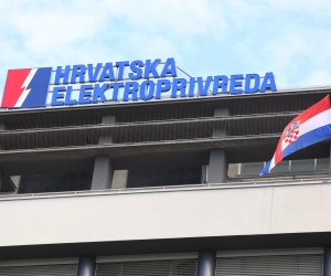 12.07.2022., Zagreb -  Zelena akcija je prigodnim performansom ispred zgrade HEP-a ukazala na veliki trosak zbog emisije ugljicnog dioksida iz termoelektrane, te zatrazila zatvaranje termoelektrane Plomin 2 u iducih nekoliko godina.  Photo: Lovro Domitrovic/PIXSELL