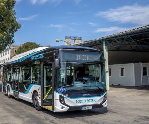 12.07.2022..,Pula - 
U prostorima garaze Pulaprometa odrzana je prezentacija i demo voznja 100 posto  elektricnog autobusa Iveco. Photo: Srecko Niketic/PIXSELL