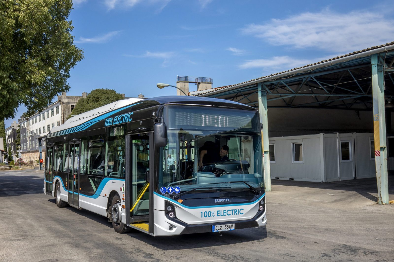 12.07.2022..,Pula - 
U prostorima garaze Pulaprometa odrzana je prezentacija i demo voznja 100 posto  elektricnog autobusa Iveco. Photo: Srecko Niketic/PIXSELL