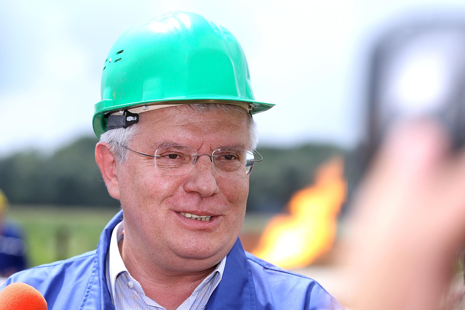 26.07.2012., Velika Hrastilnica, Kriz - U okviru eksploatacijskog polja Zutica u Blizini Ivanic-Grada u dva lezista istrazne busotine Hrastilnica 3 otkrivena je nafta te je tom prigodom INA organizirala konferenciju za medije. Zelimir Sikonja, Inin izvrsni direktor za istrazivanje i proizvodnju. rPhoto: Goran Stanzl/PIXSELL