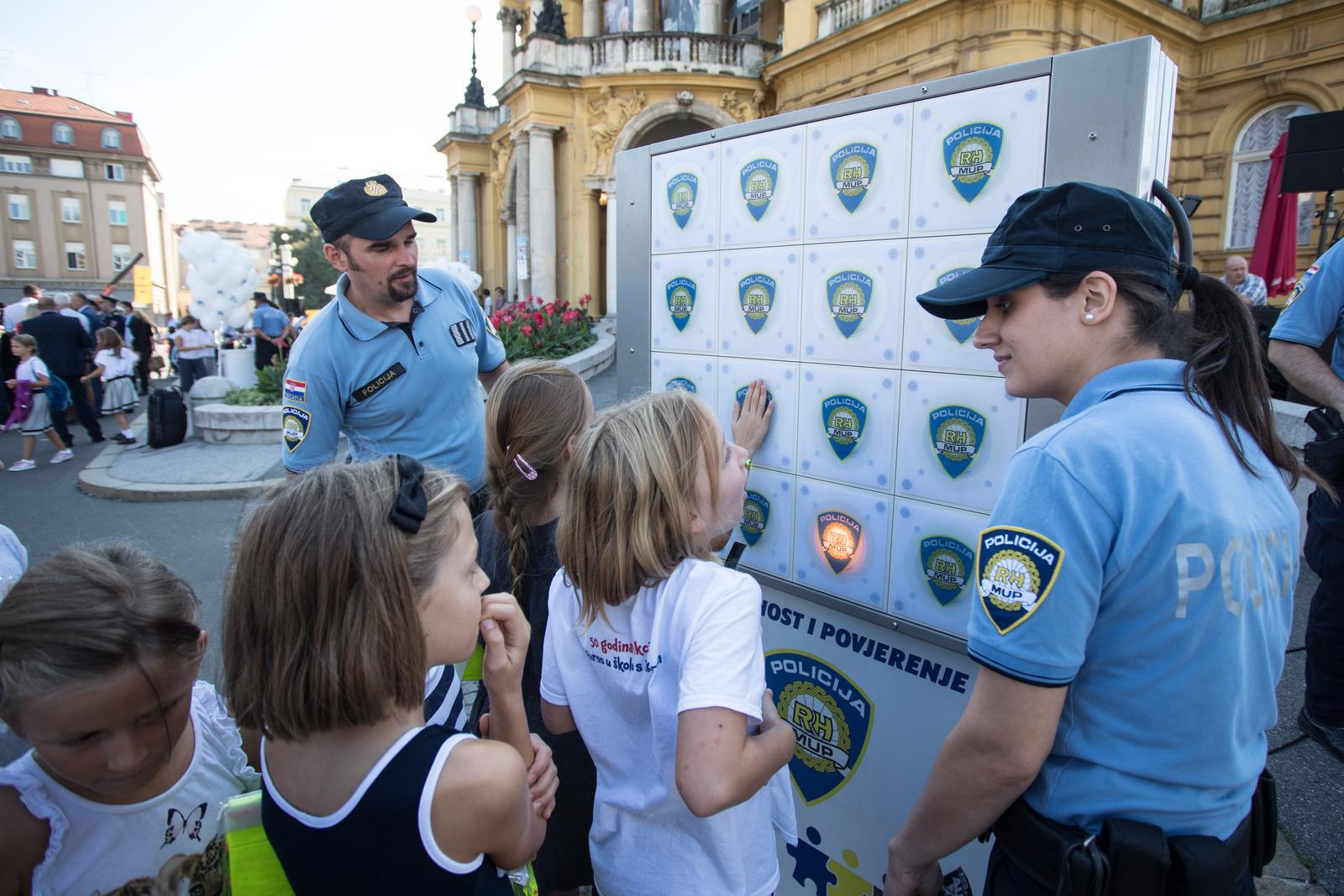 12.09.2018., Zagreb - Na Trgu Republike Hrvatske odrzan je edukativno preventivni program u sklopu akcije - Postujte nase znakove.rPhoto: Davor Puklavec/PIXSELL