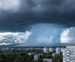 11.09.2022., Zagreb - Snazno nevrijeme i jak vjetar pogodili su Zagreb i okolicu u poslijepodnevnim satima nakon relativno suncanog i toplog prijepodneva.  Photo: Bruno Fantulin/PIXSELL