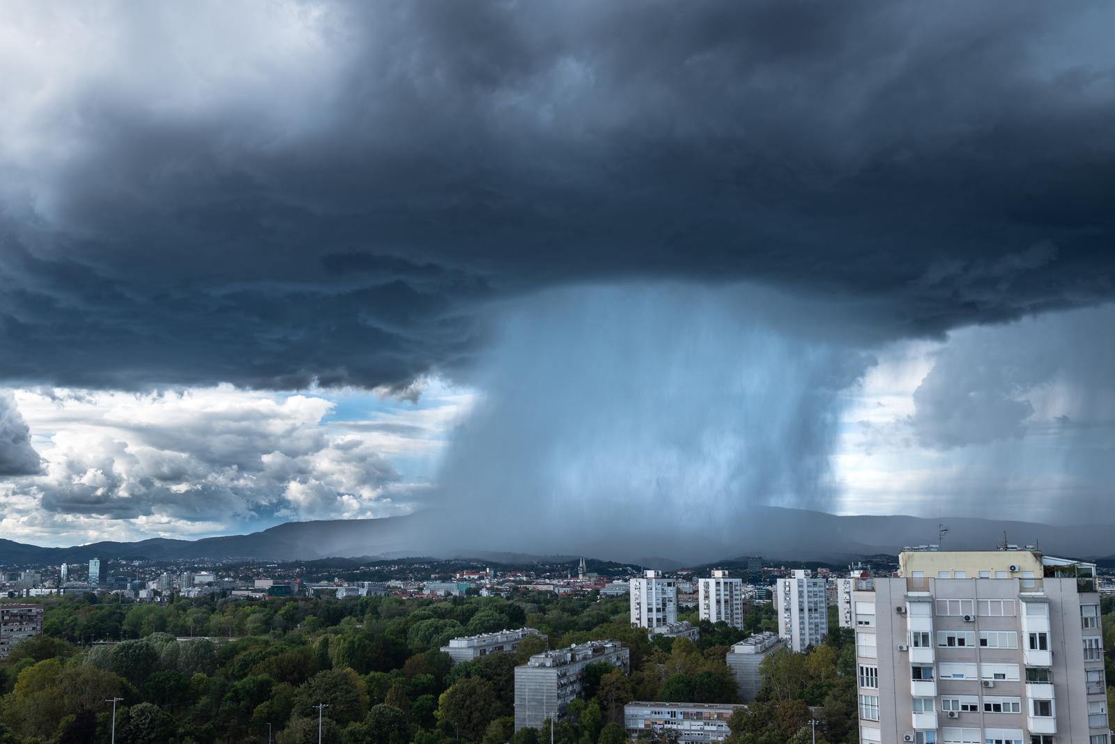 11.09.2022., Zagreb - Snazno nevrijeme i jak vjetar pogodili su Zagreb i okolicu u poslijepodnevnim satima nakon relativno suncanog i toplog prijepodneva.  Photo: Bruno Fantulin/PIXSELL