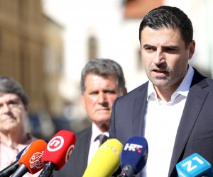 12.09.2022., Zagreb - Saborski zastupnik i predsjednik zagrebacke organizacije Socijaldemokrata Davor Bernardic odrzao je na Trgu svetog Marka konferenciju za medije o aktualnoj situaciji u Zagrebu, prijedolozima za pomoc pucanstvu, raspadu koalicije SDP-a i Mozemo i krizi zagrebacke vlasti.
 Photo: Patrik Macek/PIXSELL