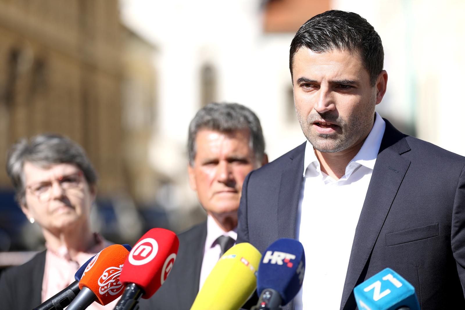12.09.2022., Zagreb - Saborski zastupnik i predsjednik zagrebacke organizacije Socijaldemokrata Davor Bernardic odrzao je na Trgu svetog Marka konferenciju za medije o aktualnoj situaciji u Zagrebu, prijedolozima za pomoc pucanstvu, raspadu koalicije SDP-a i Mozemo i krizi zagrebacke vlasti.
 Photo: Patrik Macek/PIXSELL