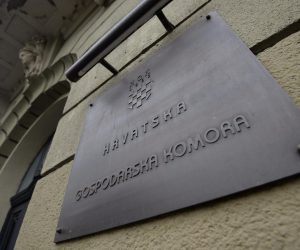 12.11.2013., Zagreb - Policija je jutros uhitila Nadana Vidosevica pod sumnjom da je zloupotrijebio polozaj i ovlasti u aferi izvlacenja 32 milijuna kuna iz Hrvatske gospodarske komore. Inspektori pretrazuju ured u komori.rPhoto: Marko Lukunic/PIXSELL
