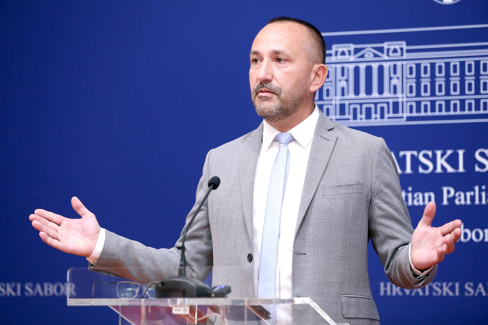 13.07.2022., Zagreb - Na konferenciji za medije odrzanoj u Saboru zastupnik Hrvoje Zekanovic govorio je o izmjenama Ustava, MozeMostu i zetoncicima.   Photo: Patrik Macek/PIXSELL