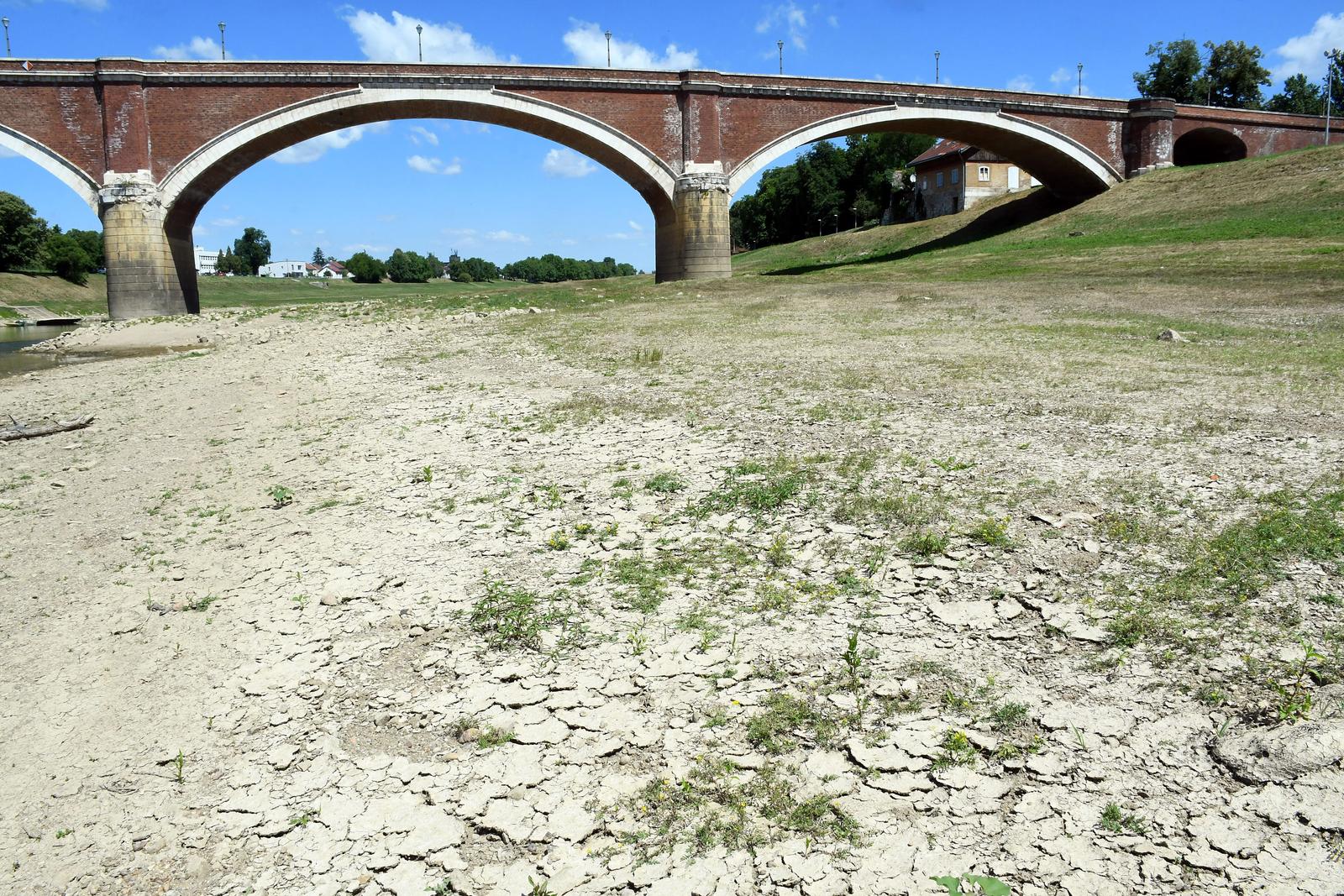 13.07.2022.,Sisak - Zbog visokih temperatura i manjka kise obala Kupe se susi i puca.  Photo: Nikola Cutuk/PIXSELL