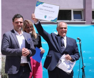 13.07.2022., Split - Cetristo pedeset ucenika iz Sisacko-moslavacke zupanije stiglo ne petodnevni odmor u Splitsko-dalmatinsku zupaniju. Docekali su ih zupani Blazenko Boban i Ivan Celjak.  Photo: Ivo Cagalj/PIXSELL