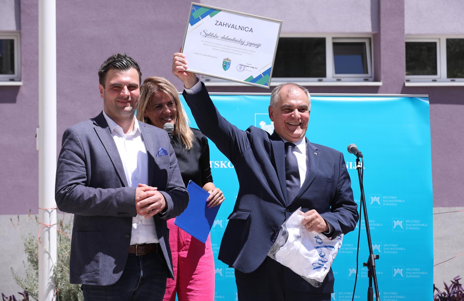 13.07.2022., Split - Cetristo pedeset ucenika iz Sisacko-moslavacke zupanije stiglo ne petodnevni odmor u Splitsko-dalmatinsku zupaniju. Docekali su ih zupani Blazenko Boban i Ivan Celjak.  Photo: Ivo Cagalj/PIXSELL
