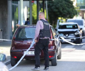 13.09.2022., Zagreb - Nepoznati pocinitelj ispalio je hitac prema osobnom automobilu u Ulici Cebini. Jedna osoba je ozlijedjena. Policijski ocevid je u tijeku. Photo: Emica Elvedji/PIXSELL