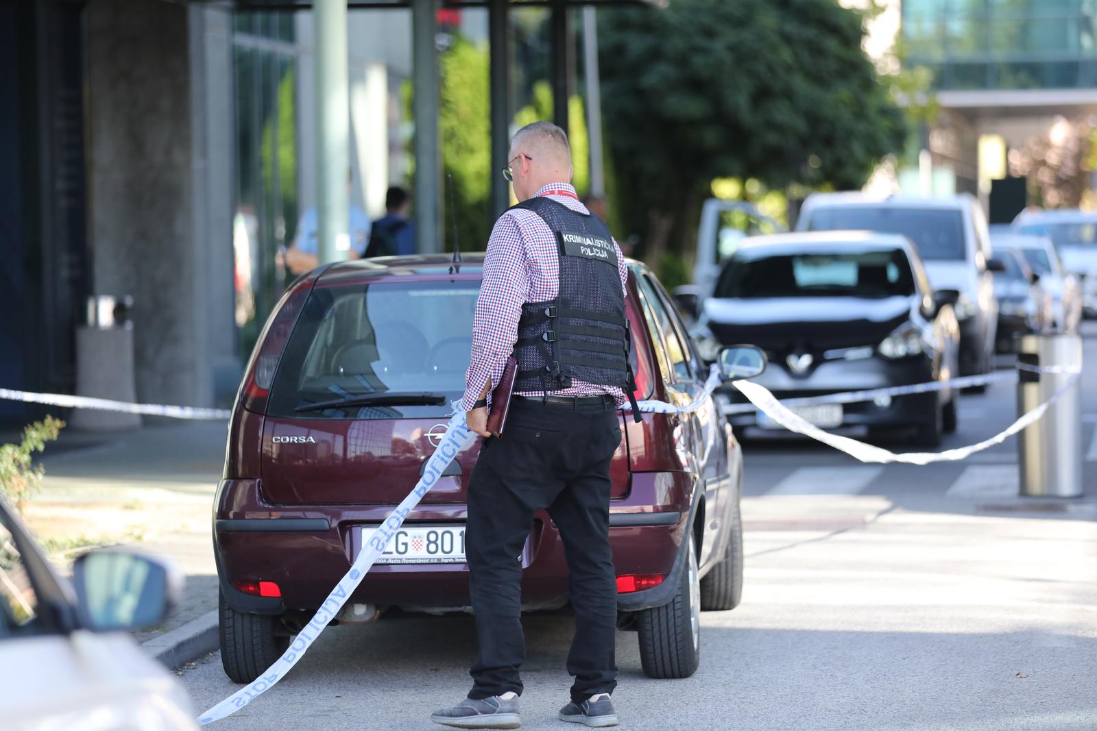13.09.2022., Zagreb - Nepoznati pocinitelj ispalio je hitac prema osobnom automobilu u Ulici Cebini. Jedna osoba je ozlijedjena. Policijski ocevid je u tijeku. Photo: Emica Elvedji/PIXSELL